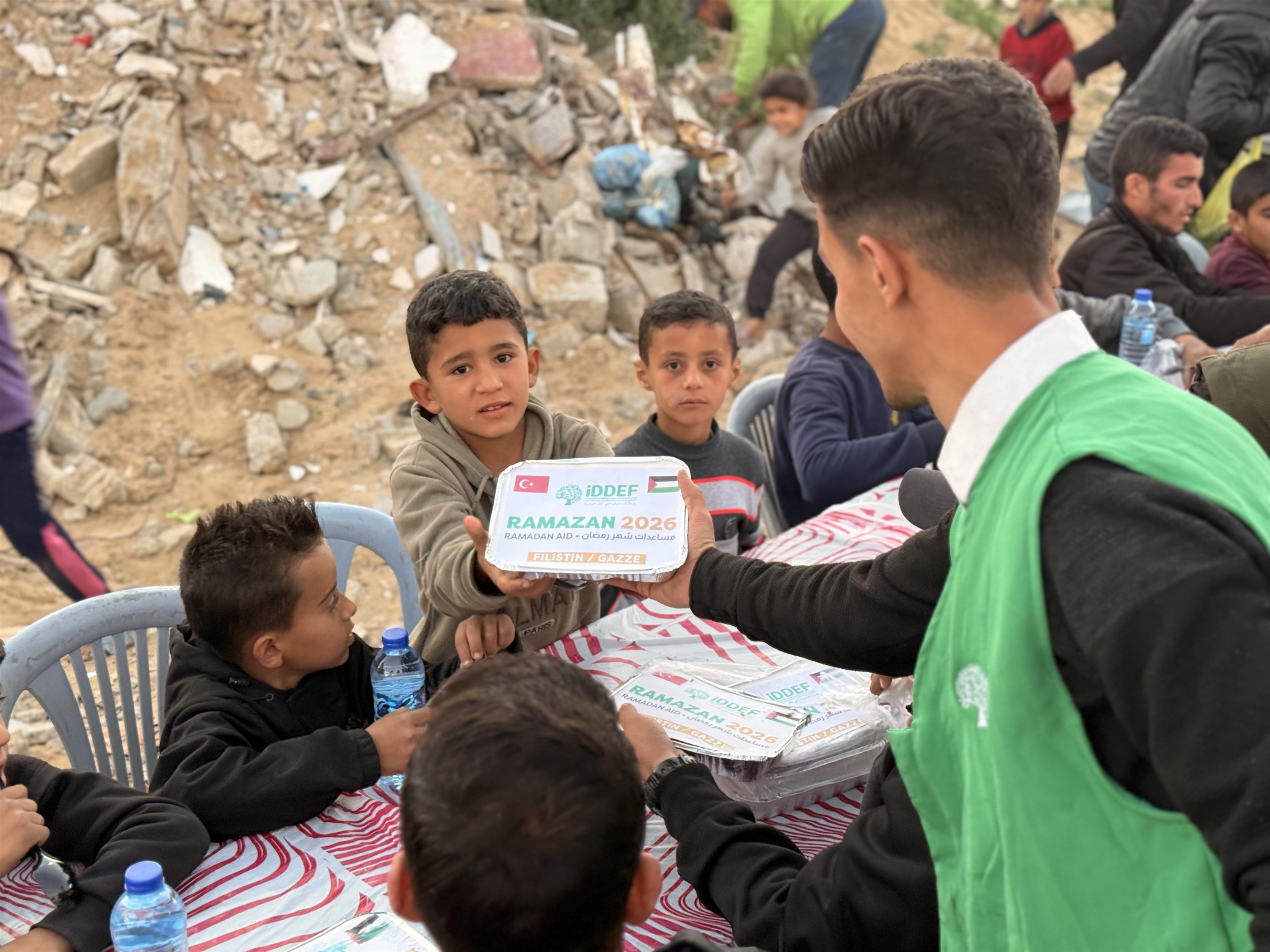 İDDEF Gazze’de Yıkıntılar Arasında Umut Sofraları Kuruyor (7)
