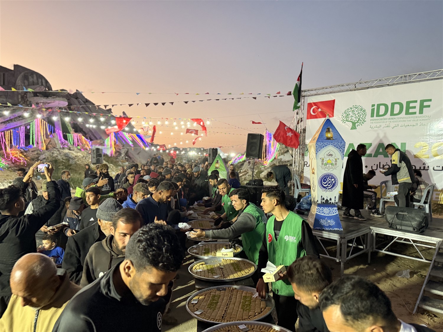 İDDEF Gazze’de Yıkıntılar Arasında Umut Sofraları Kuruyor (13)